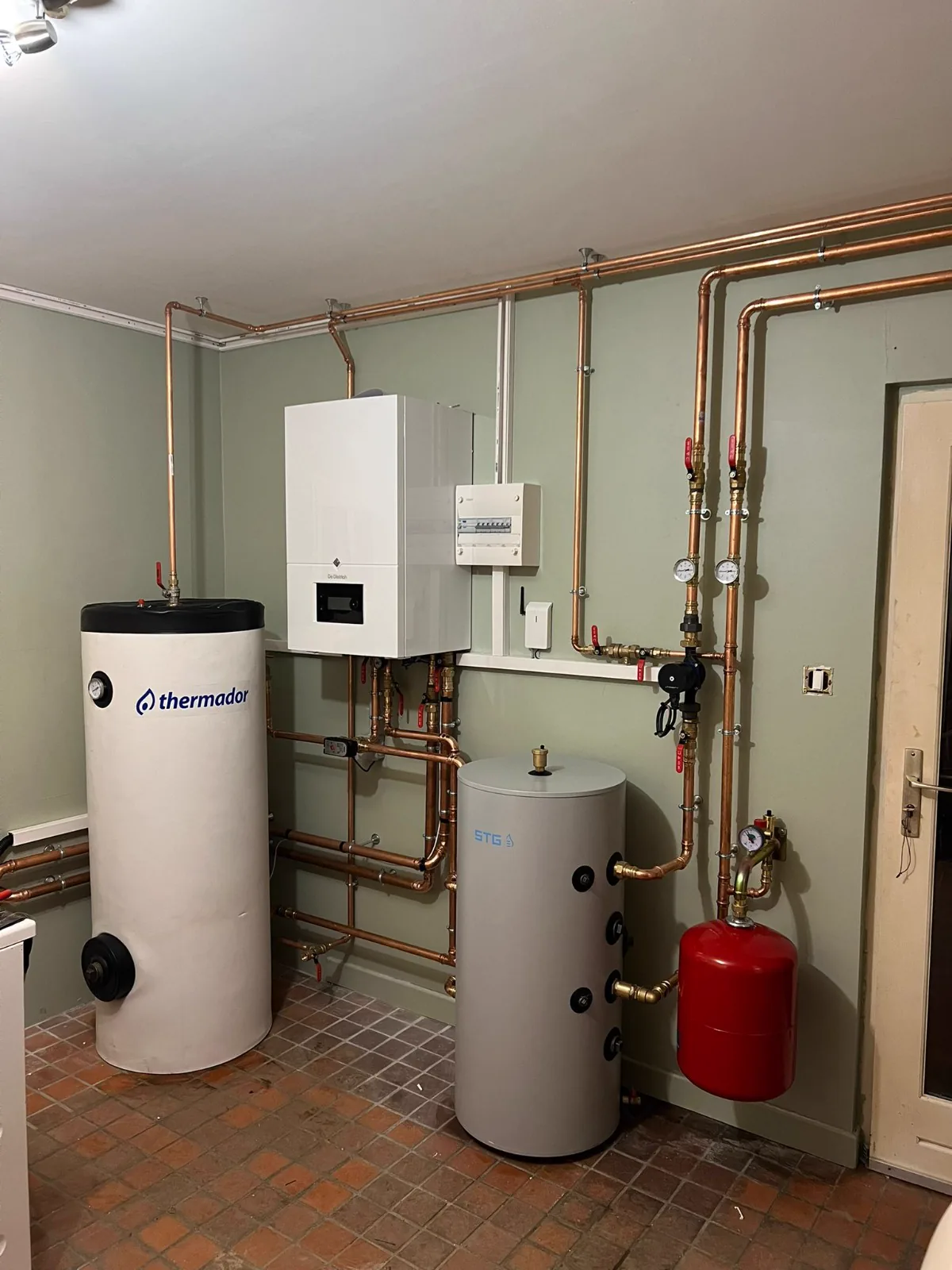 Module intérieur d'une pompe à chaleur air-eau De Dietrich avec ballon d'eau chaude sanitaire, installé par Rexer Energies chez un client.