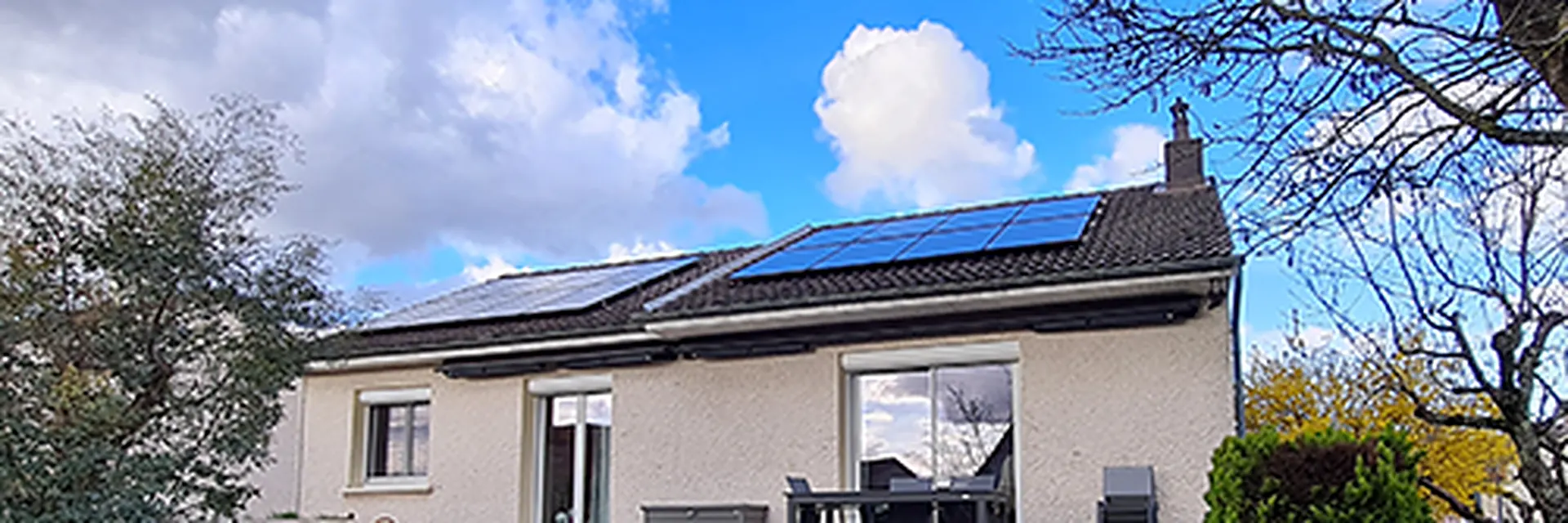 Maison équipée de panneaux solaires photovoltaïques par Rexer Energies à Beaune, en Côte-d'Or.