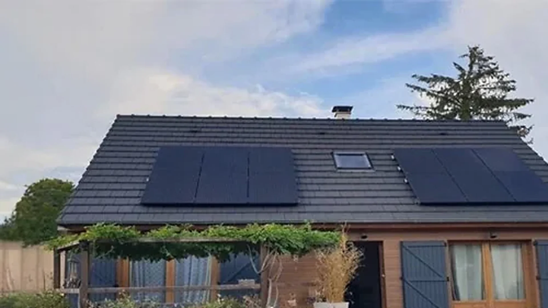 Maison équipée de panneaux solaires photovoltaïques par Rexer Energies à Amancey, dans le Doubs.