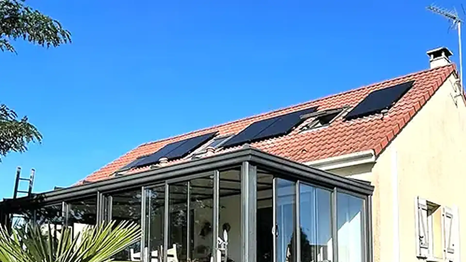 Maison équipée de panneaux solaires photovoltaïques par Rexer Energies à Millery, en Côte-d'Or.
