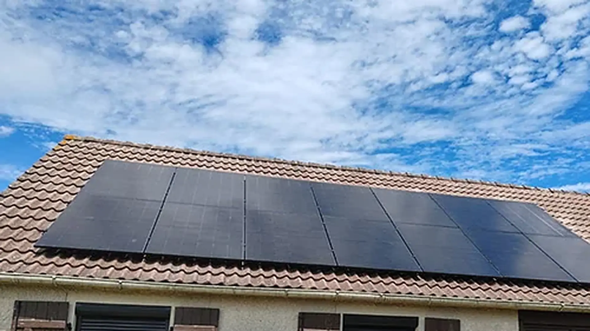 Panneaux solaires photovoltaïques posés par Rexer Energies sur la toiture d'une maison aux Maillys, en Côte-d'Or.