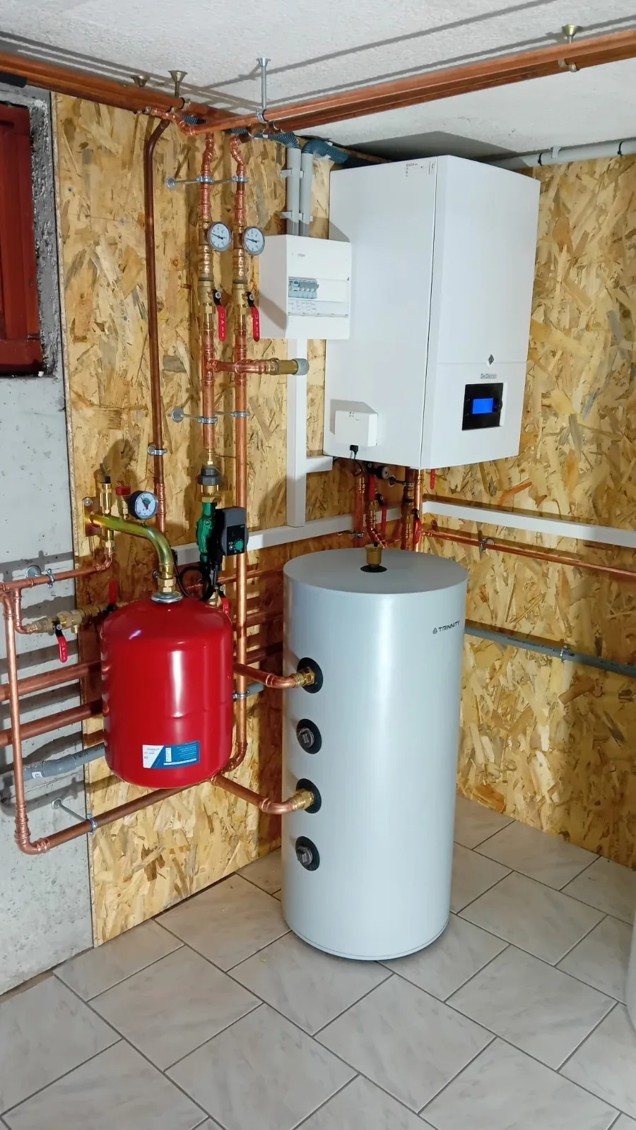 Local technique à Achenheim (Bas-Rhin) : module intérieur de la pompe à chaleur air-eau, ballon, vase d'expansion et raccordement hydraulique posés par Rexer Energies en Septembre 2026.