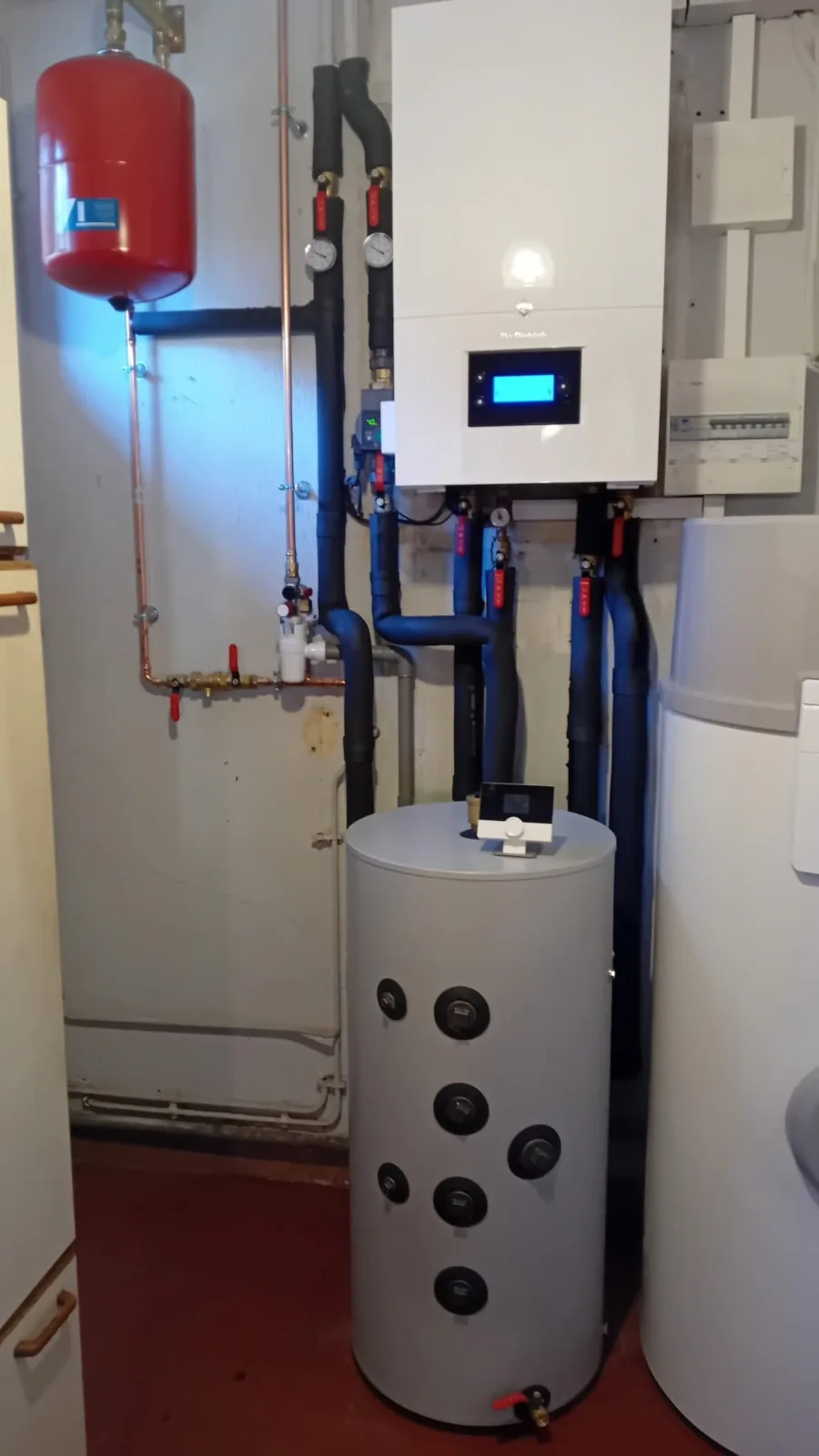Module intérieur de la pompe à chaleur air-eau De Dietrich avec vase d'expansion et raccordement hydraulique isolé, chez nos clients à Montsauche-les-Settons (Nièvre).