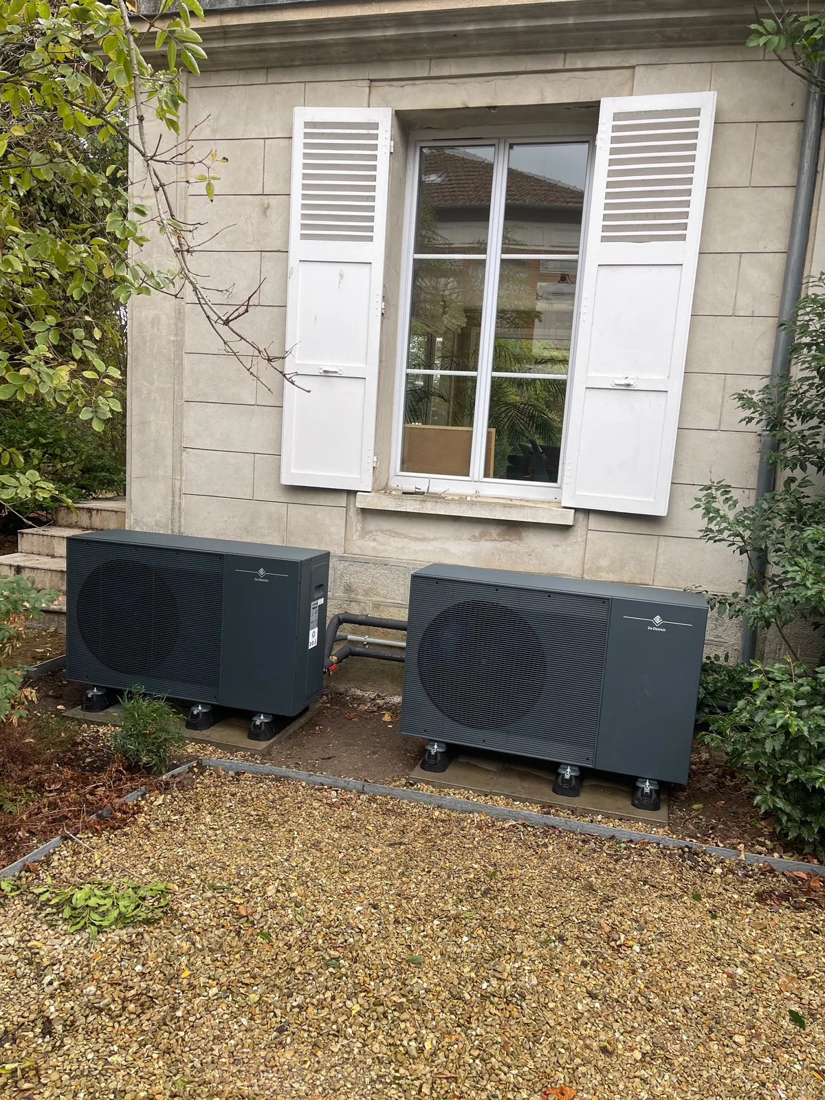 Deux groupes extérieurs de pompe à chaleur air-eau De Dietrich Alezio M R290 posés sur plots devant la demeure de notre client à Brie-Comte-Robert (Seine-et-Marne).