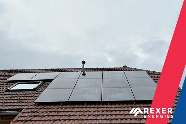 Photo n�2 de la pose de panneaux solaires photovoltaïque chez Sylvain au Lac des truites rouges dans le Jura, en Frache-Compté. Installation signée Rexer Energies