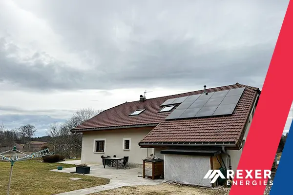Photo n�3 de la pose de panneaux solaires photovoltaïque chez Sylvain au Lac des truites rouges dans le Jura, en Frache-Compté. Installation signée Rexer Energies
