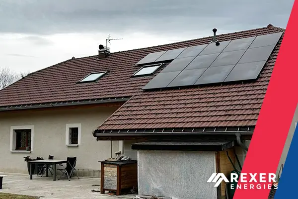 Photo n�4 de la pose de panneaux solaires photovoltaïque chez Sylvain au Lac des truites rouges dans le Jura, en Frache-Compté. Installation signée Rexer Energies
