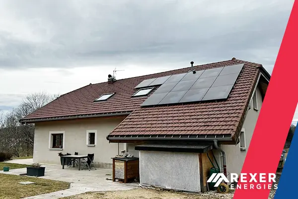 Photo principale de la pose de panneaux solaires photovoltaïque chez Sylvain au Lac des truites rouges dans le Jura, en Frache-Compté. Installation signée Rexer Energies