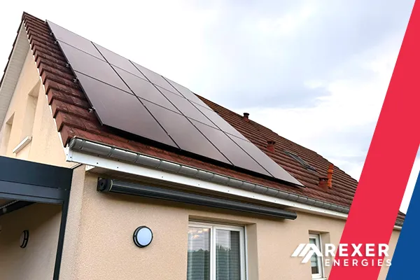 Incroyable installation photovoltaïque, sous un beau soleil de juillet, d'un kit de 6 kWc pour notre client Renaud dans la commune de Marchaux-Chaudefontaine. Installation réalisée avec des panneaux D