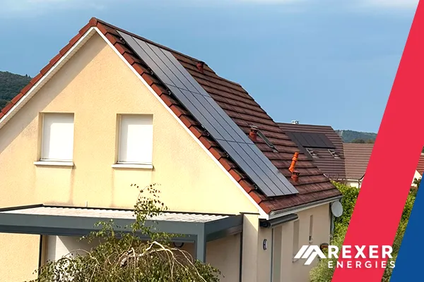 Incroyable installation photovoltaïque, sous un beau soleil de juillet, d'un kit de 6 kWc pour notre client Renaud dans la commune de Marchaux-Chaudefontaine. Installation réalisée avec des panneaux D