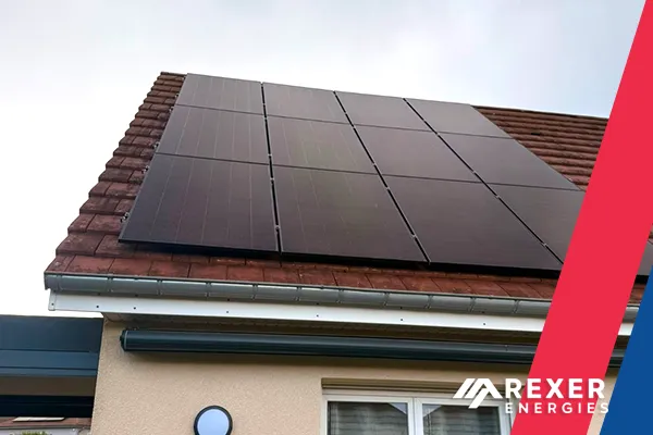 Incroyable installation photovoltaïque, sous un beau soleil de juillet, d'un kit de 6 kWc pour notre client Renaud dans la commune de Marchaux-Chaudefontaine. Installation réalisée avec des panneaux D