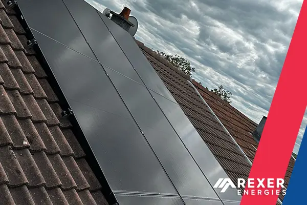 Photo de la nouvelle installation photovoltaïque de 9 panneaux dualsun pour une puissance nominale de 4,5 kwc à Viviers-sur-chiers. Bravo pour ce beau travail et un grand merci à Jean-Marc pour sa con
