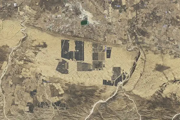 Le désert de Kubuqi en Mongolie intérieure, sablonneux et presque sans vie, avait autrefois la réputation d'être une « mer de la mort ». Plus récemment, ses champs de dunes sont devenus une mer de possibilités photovoltaïques, transformés par une vague de panneaux solaires nouvellement installés. 
