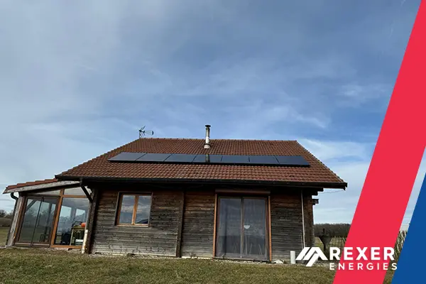 Photo principale du chantier photovoltaïque de Jean-Charles Girardet à Étalans dans le Doubs. Merci pour sa confiance et bravo aux poseurs Rexer Energies ! 
